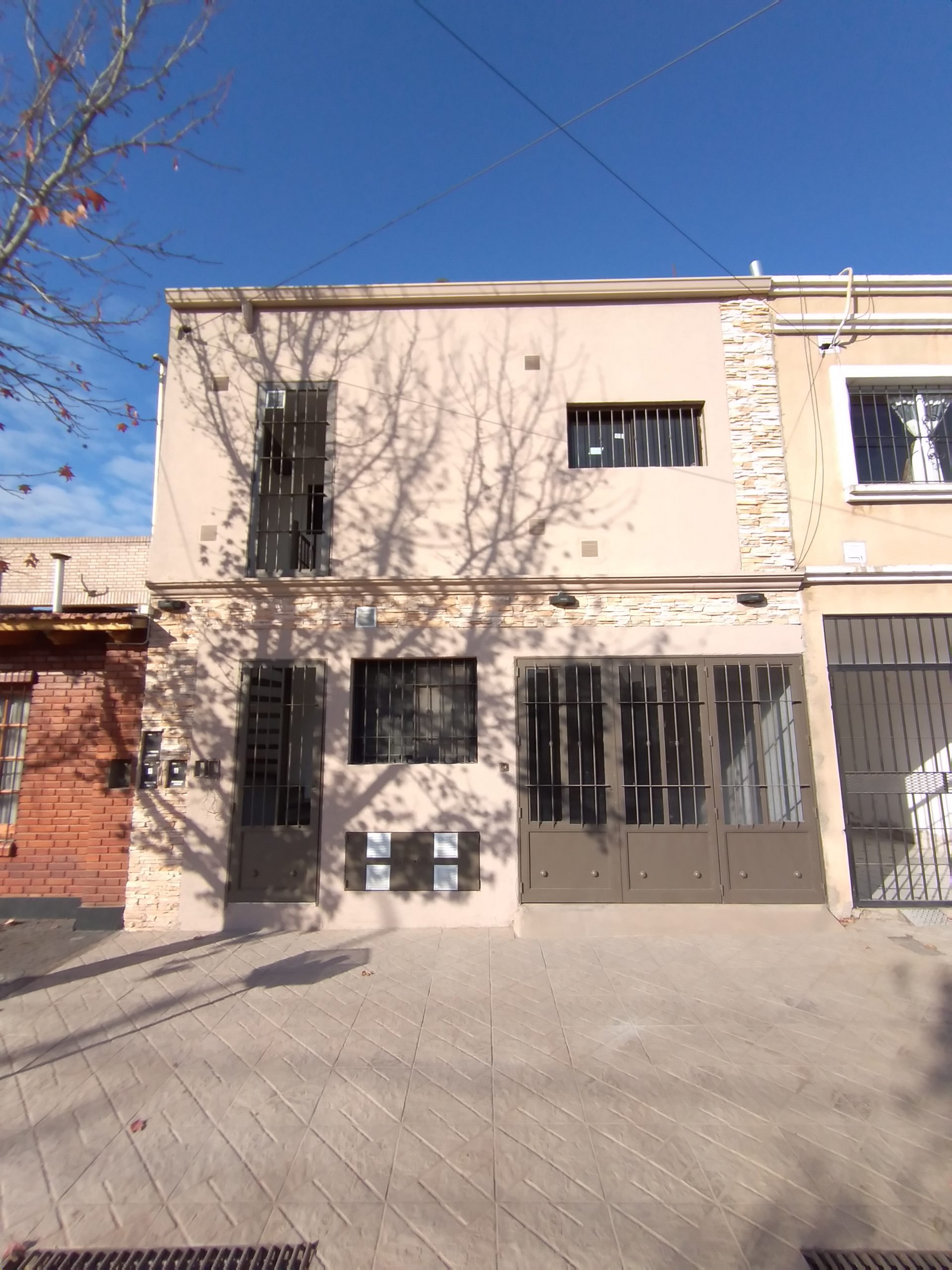 Casa B° Paseo del Norte (Olascoaga y Martín Fierro), Las Heras – 2 Habitaciones – Escritorio – Patio – COCHERA.-