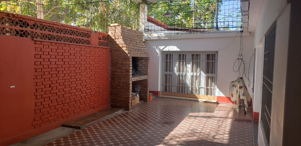 Casa sobre Alberdi a metros de O´Brien, Guaymallén – 3 Habitaciones – Churrasquera – COCHERA.-