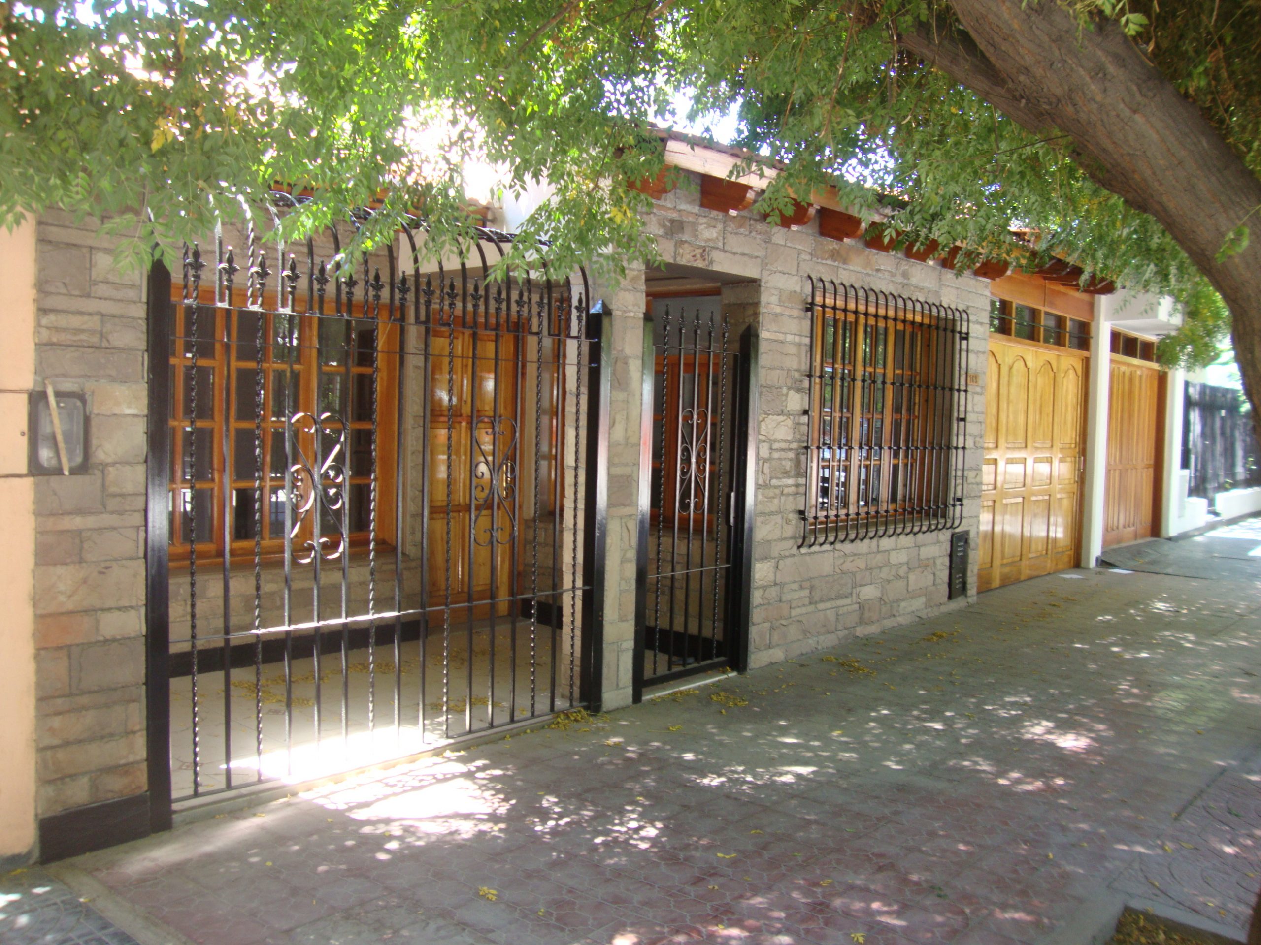 Casa B° CIR.SUB.DOZ – sobre calle Pucará casi Uriburu- Las Heras – 3 Habitaciones – COCHERA.-